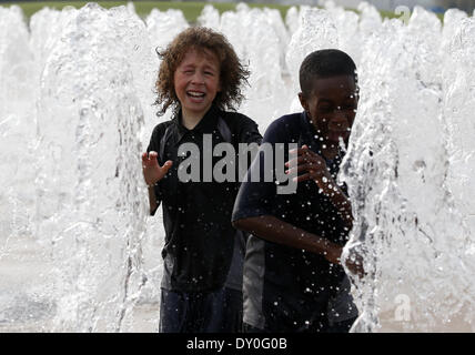 Londra, Regno Unito. 2 Apr 2014. Bambini da Londra Chobham Academy giochi a scuola con le fontane nel recentemente trasformato a sud di Queen Elizabeth Olympic Park il 2 Aprile 2014 prima che si apre al pubblico il 5 aprile 2014 per la prima volta poiché Giochi Olimpici di Londra 2012. Credito: Wang Lili/Xinhua/Alamy Live News Foto Stock