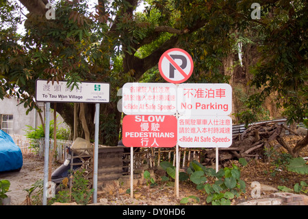 Per Tau villaggio Wan Sha Tin Nuovi Territori di Hong Kong Cina segni di segnaletica in lingua inglese e in lingua cinese Foto Stock