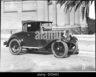 Una fotografia del 1937 di Sam Hood che mostra la Baby Austin 7 parcheggiata fuori dalla Art Gallery del nuovo Galles del Sud a Sydney. Questa auto del XX secolo riflette la cultura automobilistica dell'epoca. Foto Stock