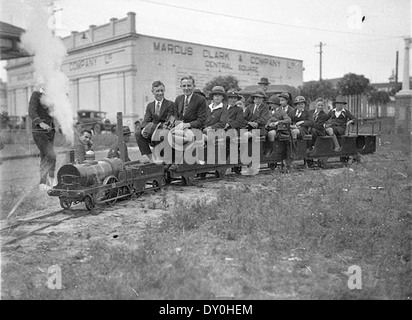 Questa foto del 1927 mostra gli studenti della scuola superiore di Fort Street Boys che viaggiano su un treno a vapore modello. Catturato da Sam Hood, riflette il fascino dell'epoca con treni e modellini di locomotive. Foto Stock