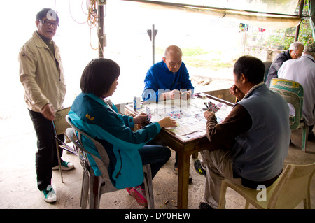 Per Tau villaggio Wan Sha Tin Nuovi Territori di Hong Kong persone giocare Mahjong in un cafe Foto Stock