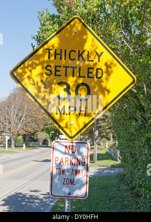 30 mph velocità segno limite contrassegnato fittamente risolta - Falmouth, New England, STATI UNITI D'AMERICA Foto Stock