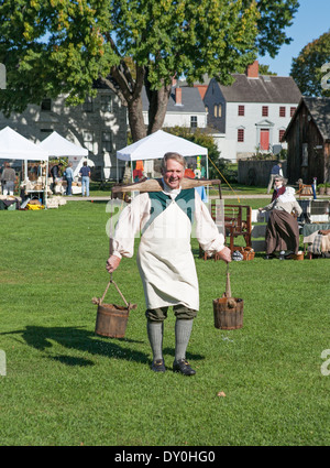 Uomo che porta secchi utilizzando un giogo e indossando abiti periodo Strawbery Banke Museum di Portsmouth nel New Hampshire, New England, STATI UNITI D'AMERICA Foto Stock