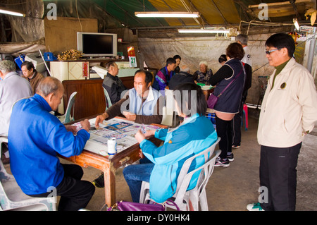 Per Tau villaggio Wan Sha Tin Nuovi Territori di Hong Kong persone giocare Mahjong in un cafe Foto Stock