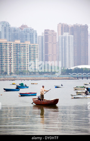 Per Tau villaggio Wan Sha Tin Nuovi Territori di Hong Kong un villaggio di pescatori un pescatore torna a casa Foto Stock