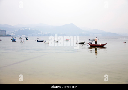 Per Tau villaggio Wan Sha Tin Nuovi Territori di Hong Kong un villaggio di pescatori un pescatore torna a casa Foto Stock