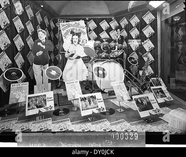 Una vetrina per il film del 1941 *Strike Up the Band*, presa per M.G.M. l'esposizione mette in evidenza il materiale promozionale e l'appeal visivo del film, un metodo comune per il marketing nei primi anni di Hollywood. Foto Stock