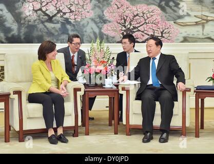 Pechino, Cina. 8 apr, 2014. Su Rong (R), vice presidente del Comitato nazionale del la Conferenza consultiva politica del popolo cinese, risponde con Malu Dreyer, ministro-presidente del Land Renania Palatinato di Germania, a Pechino, capitale della Cina, 8 aprile 2014. © Li Tao/Xinhua/Alamy Live News Foto Stock