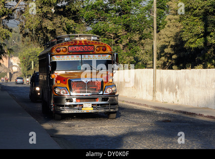 Un inizio di mattina il bus che viaggiano attraverso la rete di strade a senso unico in Antigua. Foto Stock