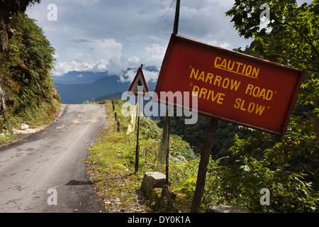 Il Bhutan, Bhutan, Brak Namling, Bhutan la strada più selvaggia, la stretta strada cartelli di avvertimento Foto Stock