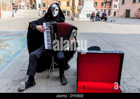 Animatore di strada in Costume di Carnevale, il Carnevale di Venezia, Venezia, Italia Foto Stock