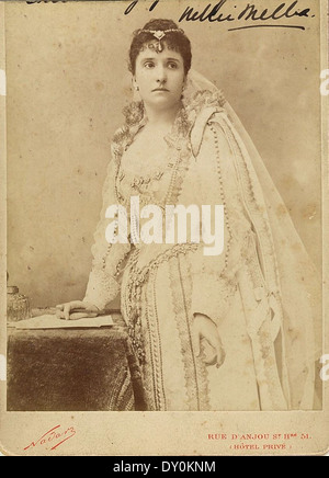 Questa fotografia di Felix Nadar cattura il famoso soprano Nellie Melba in costume per il suo ruolo in "Lucia di Lammermoor", posato per firmare un certificato di matrimonio nel 1888 a Parigi. Foto Stock