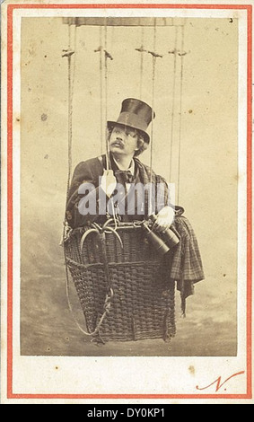Felix Nadar, un rinomato fotografo francese, ha catturato un'immagine iconica di se stesso in un pallone aerostatico alla fine degli anni '1860 Conosciuto per il suo lavoro pionieristico nella fotografia aerea, l'immagine di Nadar lo mostra in un cappello, con binocolo, a bordo di un pallone legato. Il suo lavoro contribuì significativamente ai campi del giornalismo, della fotografia e della caricatura. Foto Stock