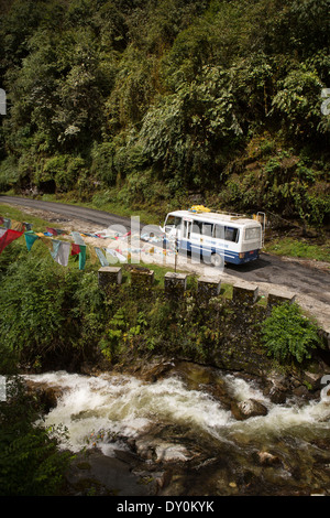 Il Bhutan, Bhutan, Brak Namling, trasporto locale, bus pubblico sul Bhutan la strada più selvaggia Foto Stock