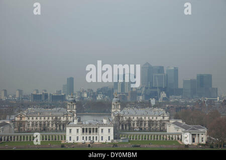 Londra, Regno Unito. Il 2 aprile 2014. Inquinamento industriale in Europa e la polvere del Sahara regione crea uno strato di smog sopra la città di Londra. Appena visibile attraverso l'aria inquinata, gli edifici sembrano scomparire in una scarsa qualità dell'aria. Vista dal parco di Greenwich verso lo skyline di Canary Wharf distretto finanziario attraverso Greenwich Maritime Museum. Credito: Michael Kemp/Alamy Live News Foto Stock