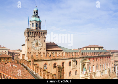 Torre dell'orologio del Palazzo Comunale in Piazza Maggiore, Bologna, Emilia Romagna, Italia Foto Stock