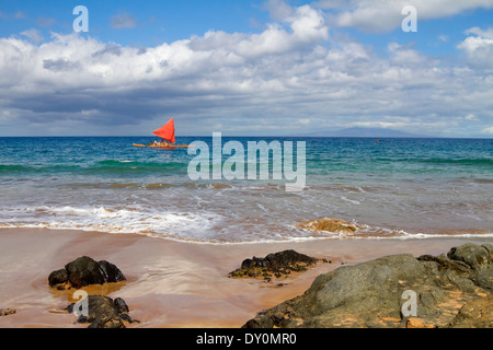 Hawaiian vela canoa off Maui's south shore; Makena, Maui, Hawaii, Stati Uniti d'America Foto Stock