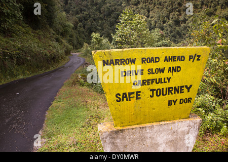 Il Bhutan orientale, Brak Namling, Bhutan la strada più selvaggia, guidare con attenzione un cartello di segnalazione Foto Stock