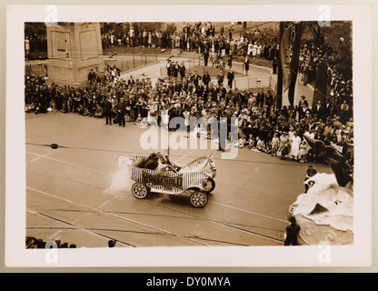 Questa foto della Sesquicentenary Manufacturers' Parade di Sydney, 1938, mostra un galleggiante con partite casalinghe. L'evento ha commemorato 150 anni di produzione in Australia, con vari carri che celebrano l'industria locale. Foto Stock
