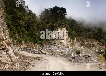 Il Bhutan, Shongar, Brak Namling, Bhutan più selvagge della strada e in cattivo stato da frana in direzione est-ovest autostrada a Mongar Foto Stock