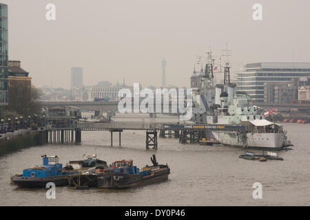 Londra, Regno Unito. Il 2 aprile 2014. Dietro l'HMS Belfast, il centro di Londra si trova sotto una coltre di foschia atmosferica come il Met Office previsioni smog gravi a Londra questa settimana a causa di una combinazione di inquinamento dell'aria, luce sud venti da est e da una tempesta sahariana che è la deposizione di fine polvere rossa nell'atmosfera. Defra giornaliera dell indice di qualità dell'aria consigliata quelle con cattive condizioni di salute o del polmone Condizioni da evitare strenuo esercizio outdoor e asmatici dovrebbero assicurarsi che essi hanno il loro inalatore a mano. Credito: Patricia Phillips/Alamy Live News Foto Stock