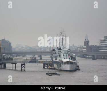 Londra, Regno Unito. Il 2 aprile 2014. Dietro l'HMS Belfast, il centro di Londra si trova sotto una coltre di foschia atmosferica come il Met Office previsioni smog gravi a Londra questa settimana a causa di una combinazione di inquinamento dell'aria, luce sud venti da est e da una tempesta sahariana che è la deposizione di fine polvere rossa nell'atmosfera. Defra giornaliera dell indice di qualità dell'aria consigliata quelle con cattive condizioni di salute o del polmone Condizioni da evitare strenuo esercizio outdoor e asmatici dovrebbero assicurarsi che essi hanno il loro inalatore a mano. Credito: Patricia Phillips/Alamy Live News Foto Stock