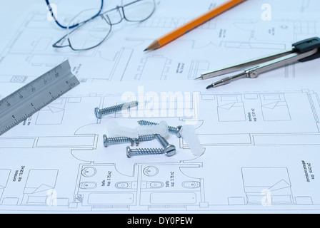 Bicchieri, bussola, righello e matita su disegni di architettura Foto Stock