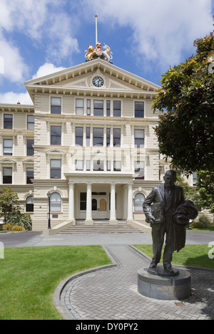 Vecchi edifici governativi, Wellington, Nuova Zelanda con la statua dell' ex Primo Ministro Peter Fraser Foto Stock