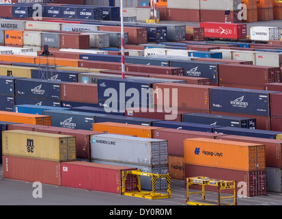 Pile di spedizioni industriali di contenitori mediante un pontile a una porta Foto Stock