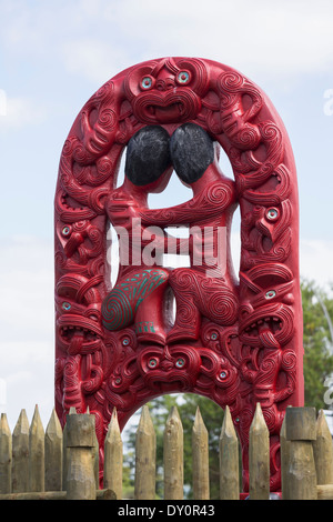 Statua Maori all'Istituto di Arte e Artigianato Maori a Rotorua, Nuova Zelanda Foto Stock