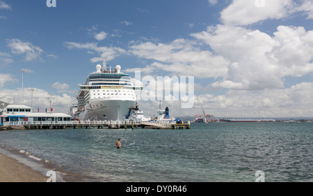 Bay e porto di Tauranga, Nuova Zelanda con la nave da crociera Celebrity Solstice agganciato dal Wharf Foto Stock
