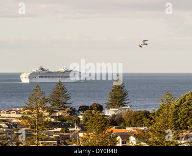 La nave di crociera lasciando la Baia di Planty a Tauranga, Nuova Zelanda al crepuscolo Foto Stock