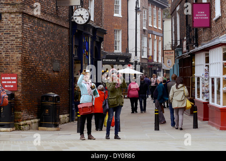 2 Due giovani femmine ragazze donne scattano fotografie vicino al Minster, York, UK, una popolare destinazione turistica. Foto Stock