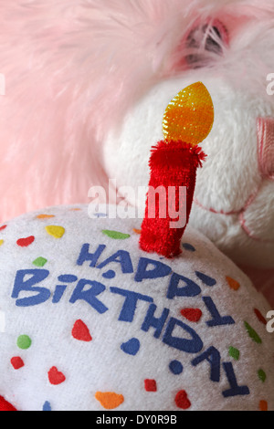 Orsacchiotto rosa con torta di compleanno felice con candela illuminata - teddy con torta Foto Stock