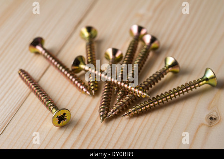 Alcune viti di legno sul tavolato di legno. Foto Stock