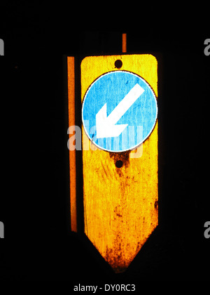 Tenere illuminato a sinistra segno bollard Foto Stock