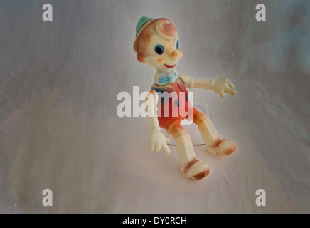 La figura di Pinocchio - burattino con il naso lungo Foto Stock