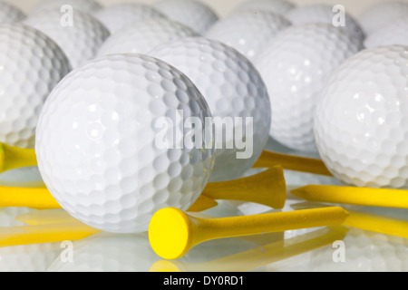 Diverse le palle da golf su un tavolo di vetro Foto Stock