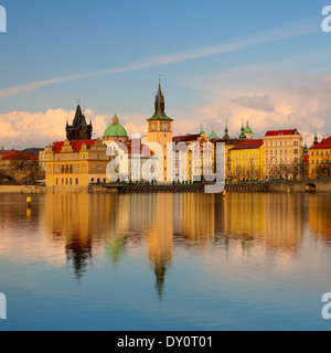 Vista da isola Strelecky sul Novotny passerella accanto al Ponte di Carlo a Praga.immagine HDR Foto Stock