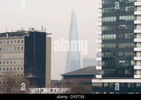 Londra, Regno Unito. Il 2 aprile 2014. . Vista dal ponte Vauxhall di Shard avvolta nel smog. Credito: Pete Maclaine/Alamy Live News Foto Stock