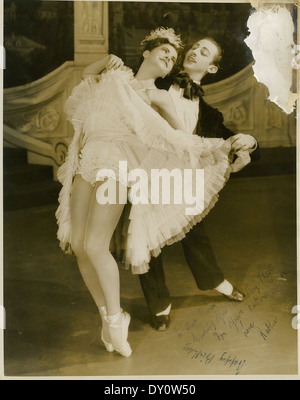 Martin Rubenstein e Kathleen Gorham si esibiscono come parte della produzione J.C. Williamson/Borovansky Ballet di *Gay Rosalinda* nel 1946. Catturata dal fotografo Hal Williams, l'immagine mette in risalto la grazia e l'abilità dei ballerini nei loro costumi di balletto, sullo sfondo raffinato del Theatre Royal. Foto Stock