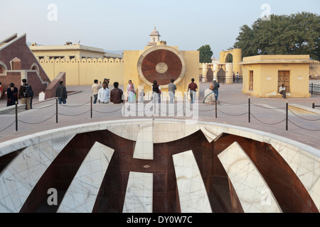 Jaipur, Rajasthan, India. Jantar Mantar Observatory, vista verso la Meridiana Foto Stock