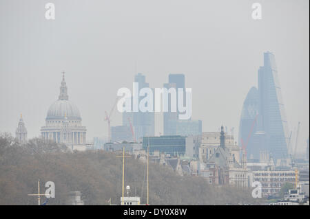 Ponte di Waterloo, Londra, Regno Unito. Il 2 aprile 2014. San Paolo e di altri edifici di smog come inquinamento atmosferico riguarda il Regno Unito. Credito: Matteo Chattle/Alamy Live News Foto Stock