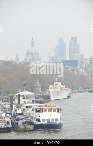 Ponte di Waterloo, Londra, Regno Unito. Il 2 aprile 2014. Guardando verso il basso fiume a San Paolo e di altri edifici di smog come inquinamento atmosferico riguarda il Regno Unito. Credito: Matteo Chattle/Alamy Live News Foto Stock