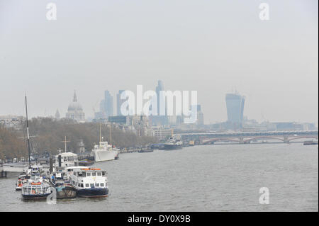 Ponte di Waterloo, Londra, Regno Unito. Il 2 aprile 2014. Guardando verso il basso fiume a San Paolo, il walkie talkie e altri edifici di smog come inquinamento atmosferico riguarda il Regno Unito. Credito: Matteo Chattle/Alamy Live News Foto Stock