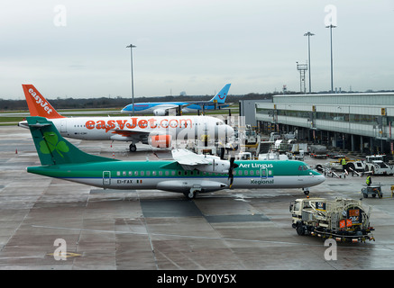 Aer Arann operando per Aer Lingus compagnia aerea regionale ATR72-600 aereo di linea EI-FAX su supporto all'Aeroporto di Manchester Inghilterra England Regno Unito Foto Stock