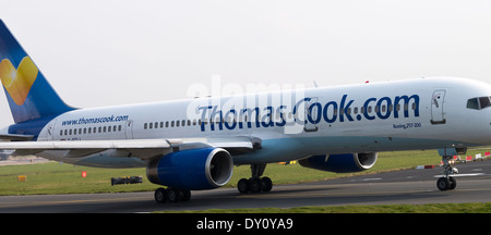 Thomas Cook Airlines Boeing 757-28un aereo di linea G-FCLI rullaggio sulla partenza all'Aeroporto di Manchester Inghilterra England Regno Unito Regno Unito Foto Stock