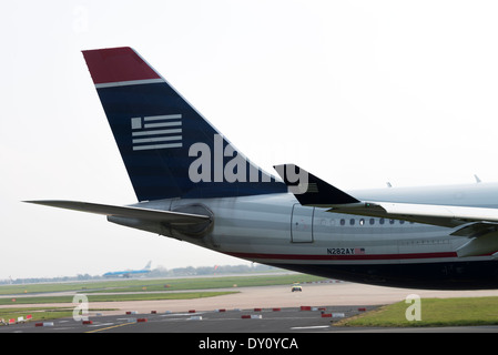 US Airways Airbus A330-243 aereo di linea N282AY di rullaggio per la partenza all'Aeroporto di Manchester Inghilterra England Regno Unito Regno Unito Foto Stock
