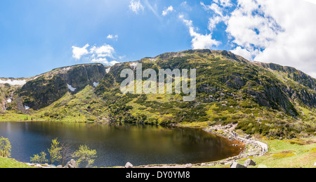 Cirque del piccolo stagno in Krkonosze Parco Nazionale. Rifugio Samotnia, uno dei più antichi rifugi in Polonia. Foto Stock