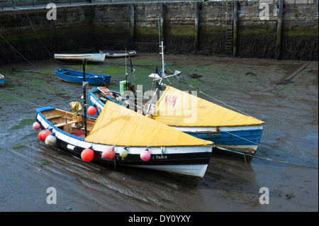 Pesca costiera locale Cobles in sicurezza del porto di Camminare vicino a Warkworth Northumberland England Regno Unito Regno Unito Foto Stock